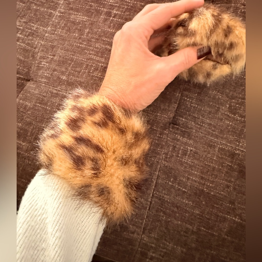 90s Faux Fur Cuffs Leopard Wristband Winter Warmer Arm Wrist Slap Bracelet Style